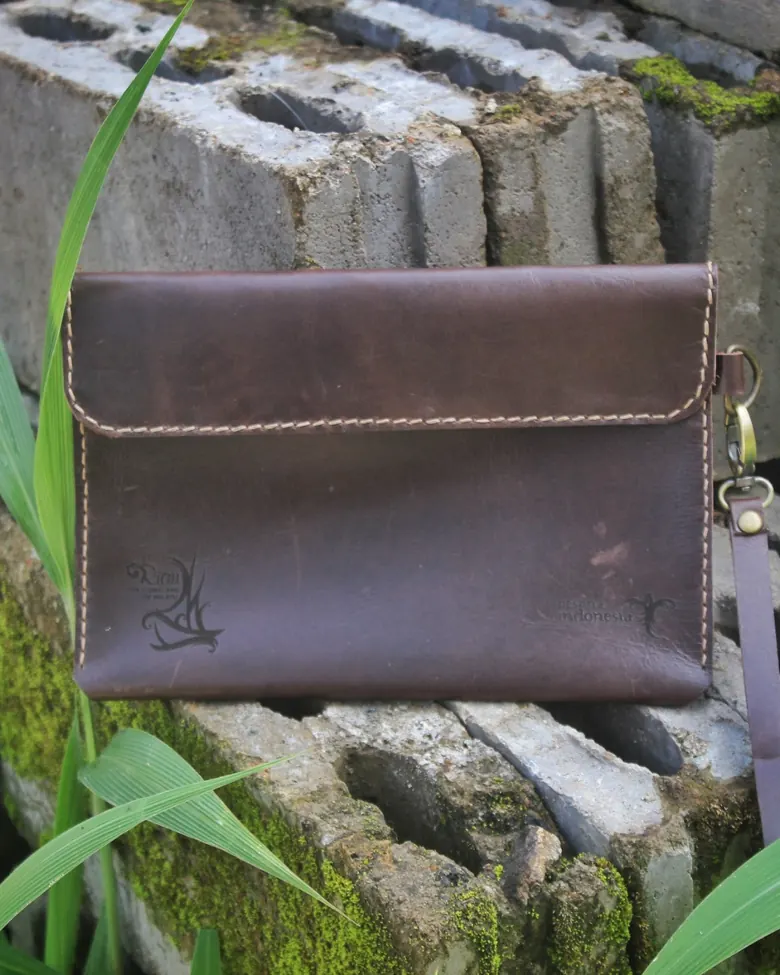 Dompet kulit cokelat bertali tangan untuk Bappeda Riau