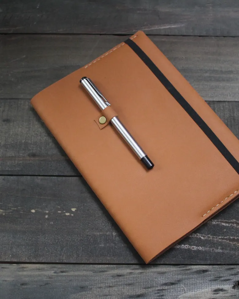 Sampul jurnal kulit cokelat dengan kancing jepret untuk DJPU