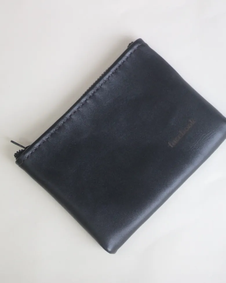 Pouch kulit hitam beritsleting dengan logo Facebook dideboss