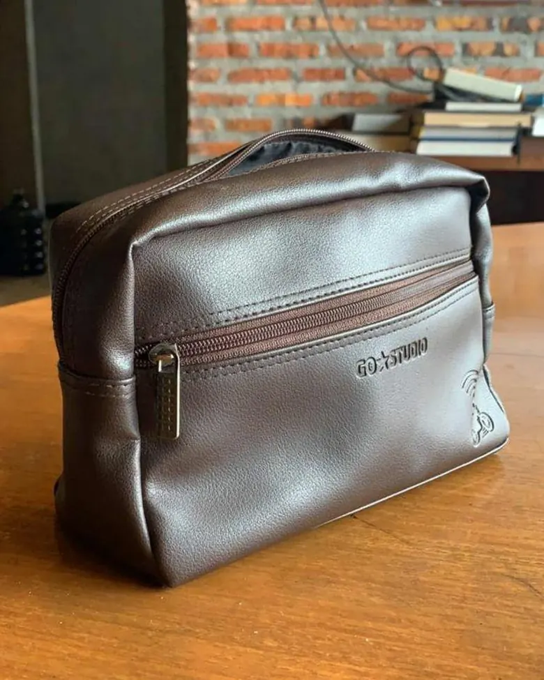 Pouch kulit cokelat dengan logo Go-Studio