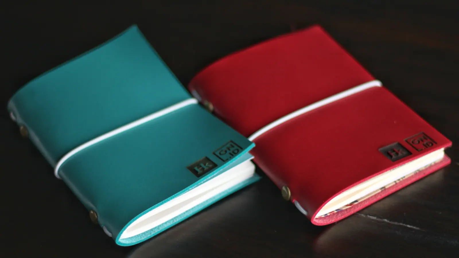 Jurnal kulit hasil kolaborasi Hibrkraft x GNID warna teal dan merah