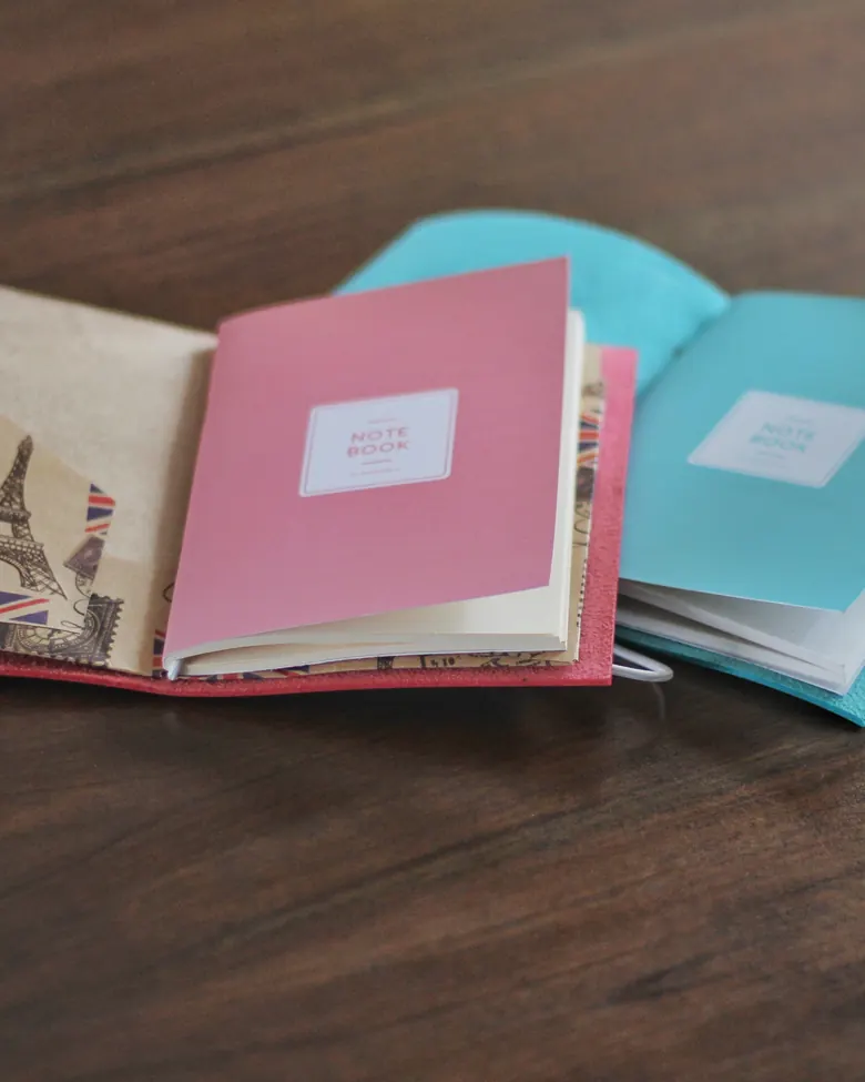 Notebook Hibrkraft x GNID dengan sisipan halaman bertema traveling