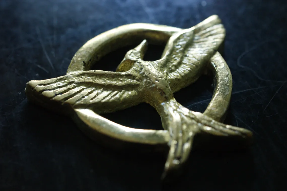 Proses pengecoran logam untuk lambang burung, salah satu tahap pembuatan emblem.