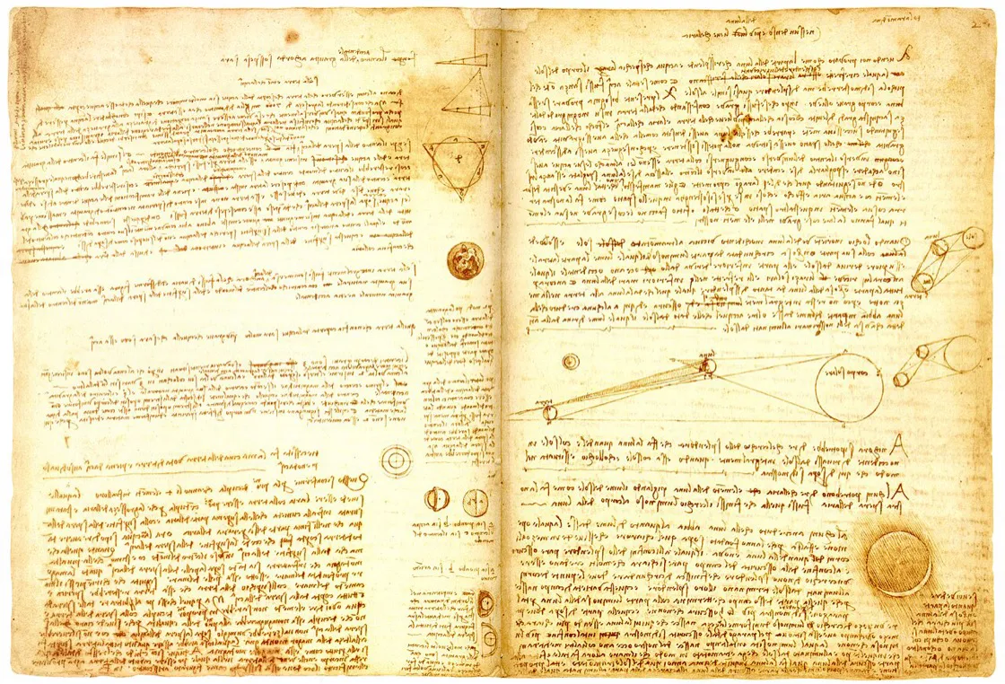 Dua halaman terbuka buku catatan Leonardo da Vinci, penuh tulisan tangan cermin yang rapat dengan diagram lingkaran dan segitiga diselipkan di sela-sela dan di pinggir halaman
