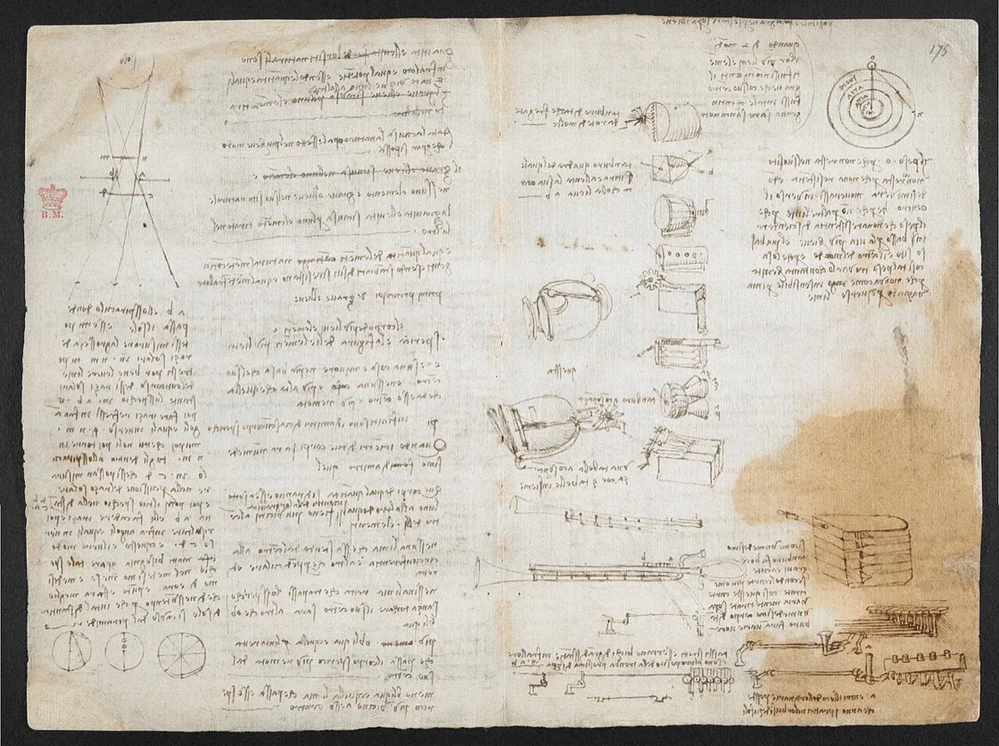 Dua halaman terbuka Codex Arundel karya Leonardo da Vinci, penuh tulisan cermin berbahasa Italia, diagram geometris di halaman kiri, dan sketsa komponen mekanis serta alat musik tiup di halaman kanan, di atas kertas yang menguning dan bernoda