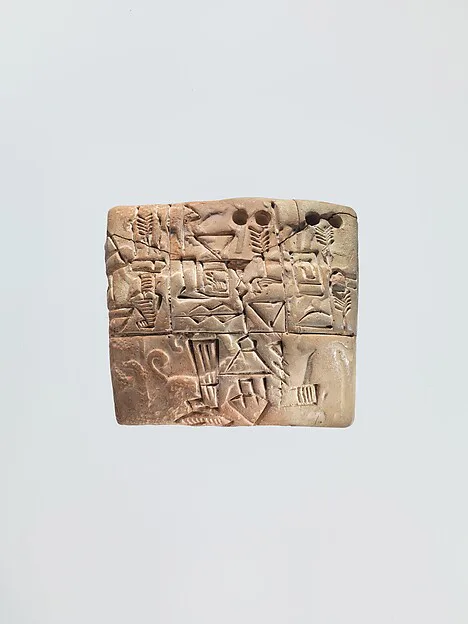 Tablet tanah liat kecil berwarna cokelat muda dengan kisi-kisi kotak berisi tanda piktografis terukir di bagian atas, dan pita gambar cap silinder berupa sosok dan hewan samar di bagian bawah