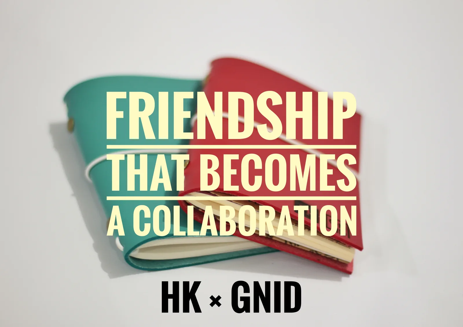 Um cartão promocional de 2017 com os dizeres Friendship That Becomes A Collaboration e HK vezes GNID, sobre uma fotografia de diários de couro turquesa e vermelho