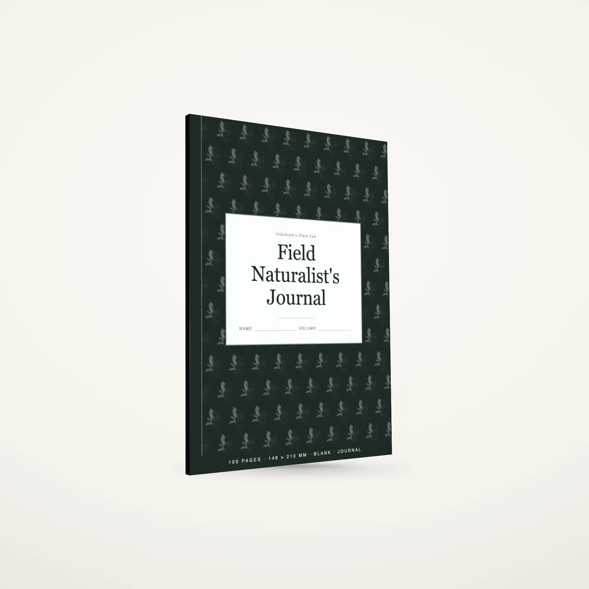 Field Naturalist's Journal A5 fechado, de pé sobre uma superfície lisa, um campo de ilustração repetida na capa, uma placa de rótulo creme perto do meio, uma tira de encadernação estreita ao longo da lombada.