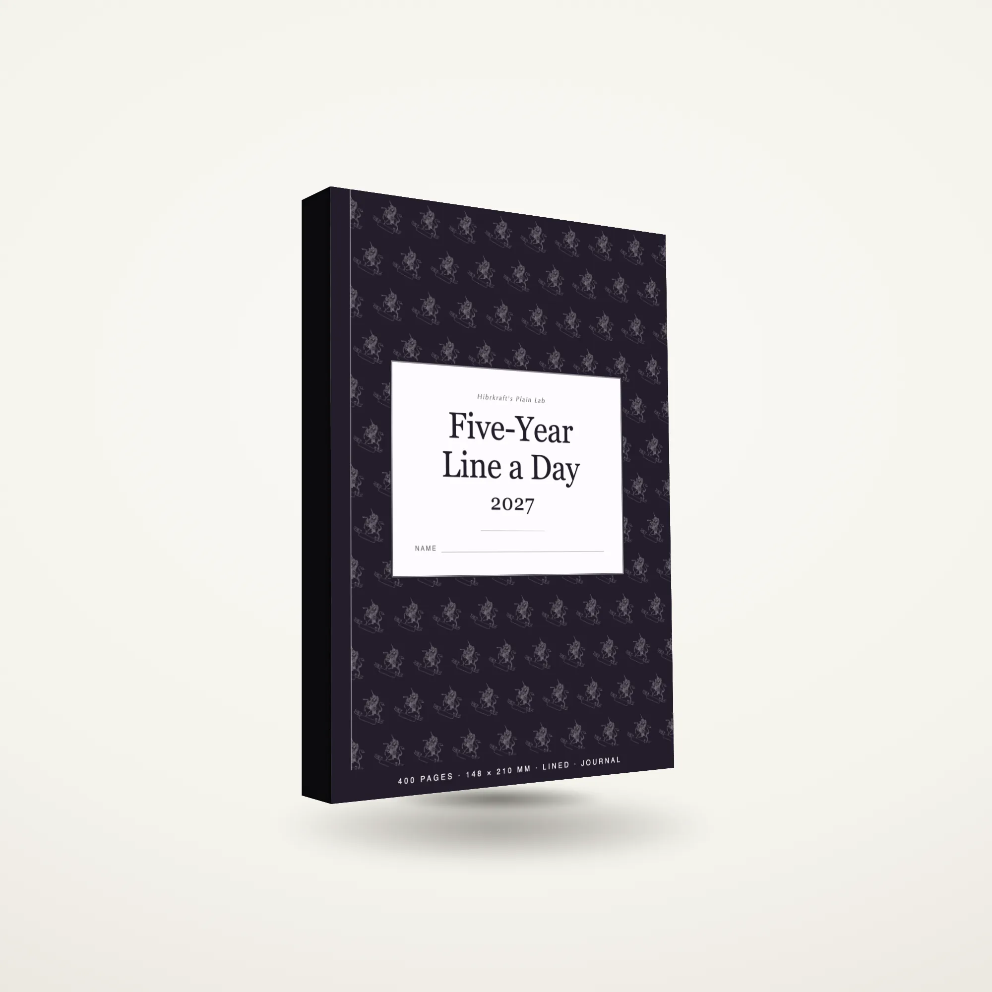 Five-Year Line a Day A5 fechado, de pé sobre uma superfície lisa, um campo de ilustração repetida na capa, uma placa de rótulo creme perto do meio, uma tira de encadernação estreita ao longo da lombada.