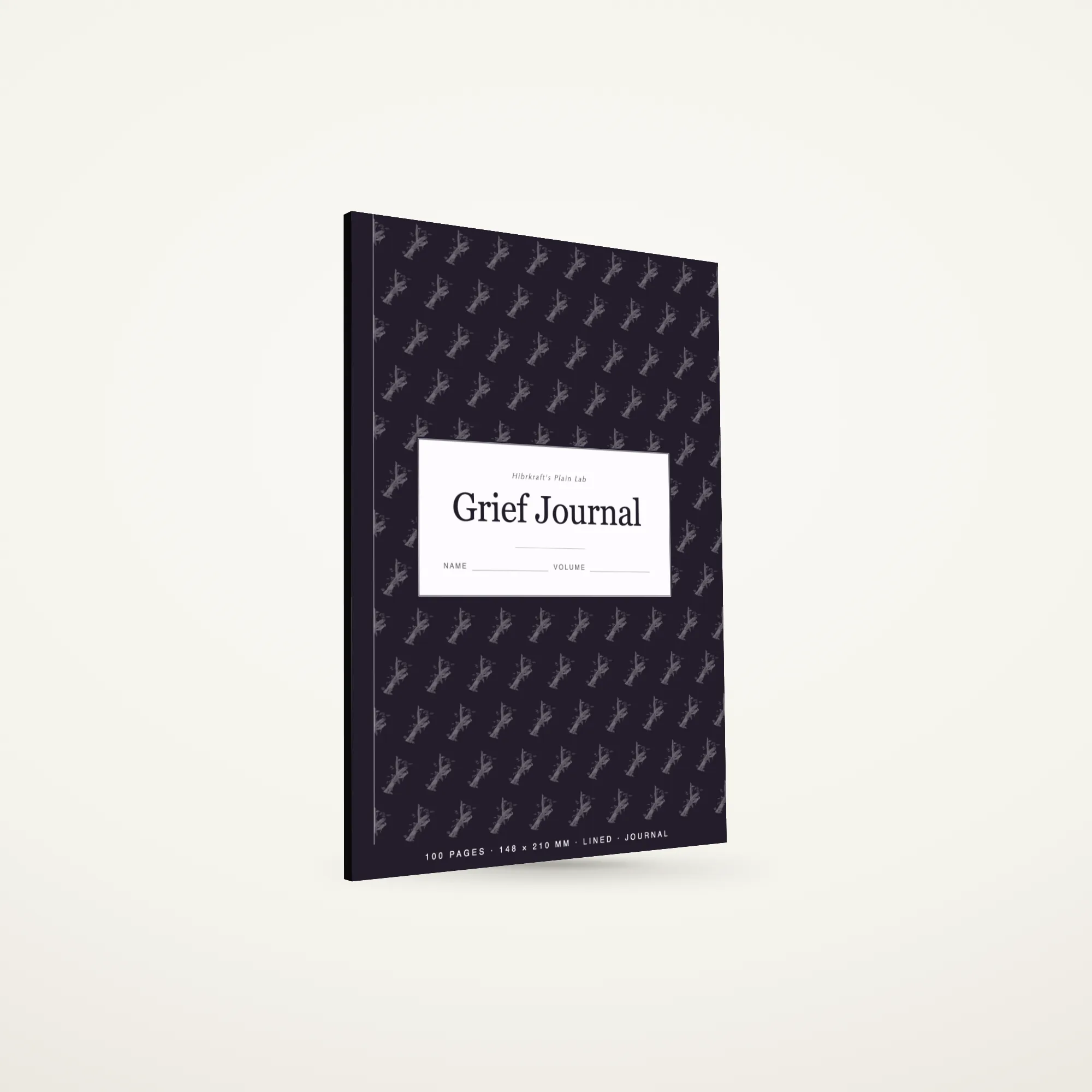 Grief Journal A5 tertutup, tergeletak di atas permukaan polos, sebuah bidang ilustrasi berulang di sampulnya, sebuah plat label krem dekat bagian tengahnya, sebuah pita jilid sempit di sepanjang punggungnya.