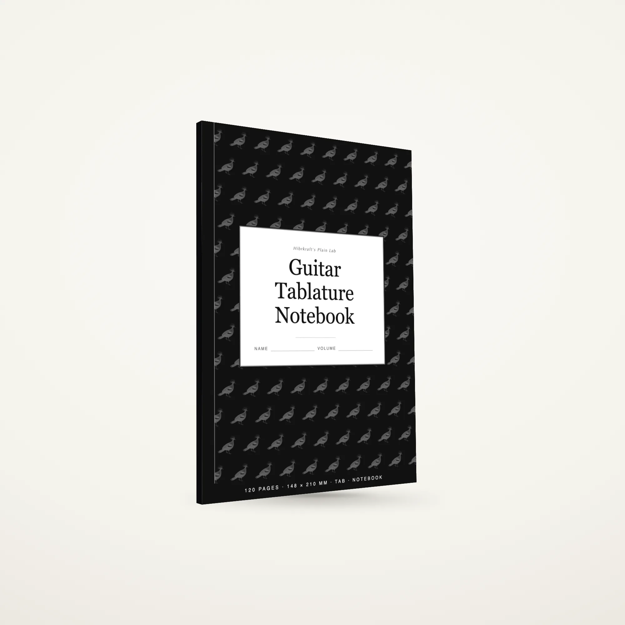 O caderno de tablatura de guitarra A5 de pé e fechado sobre uma superfície lisa, capa ao estilo composition com um campo de ilustração repetida e uma placa de rótulo, com cerca de sete milímetros de espessura.