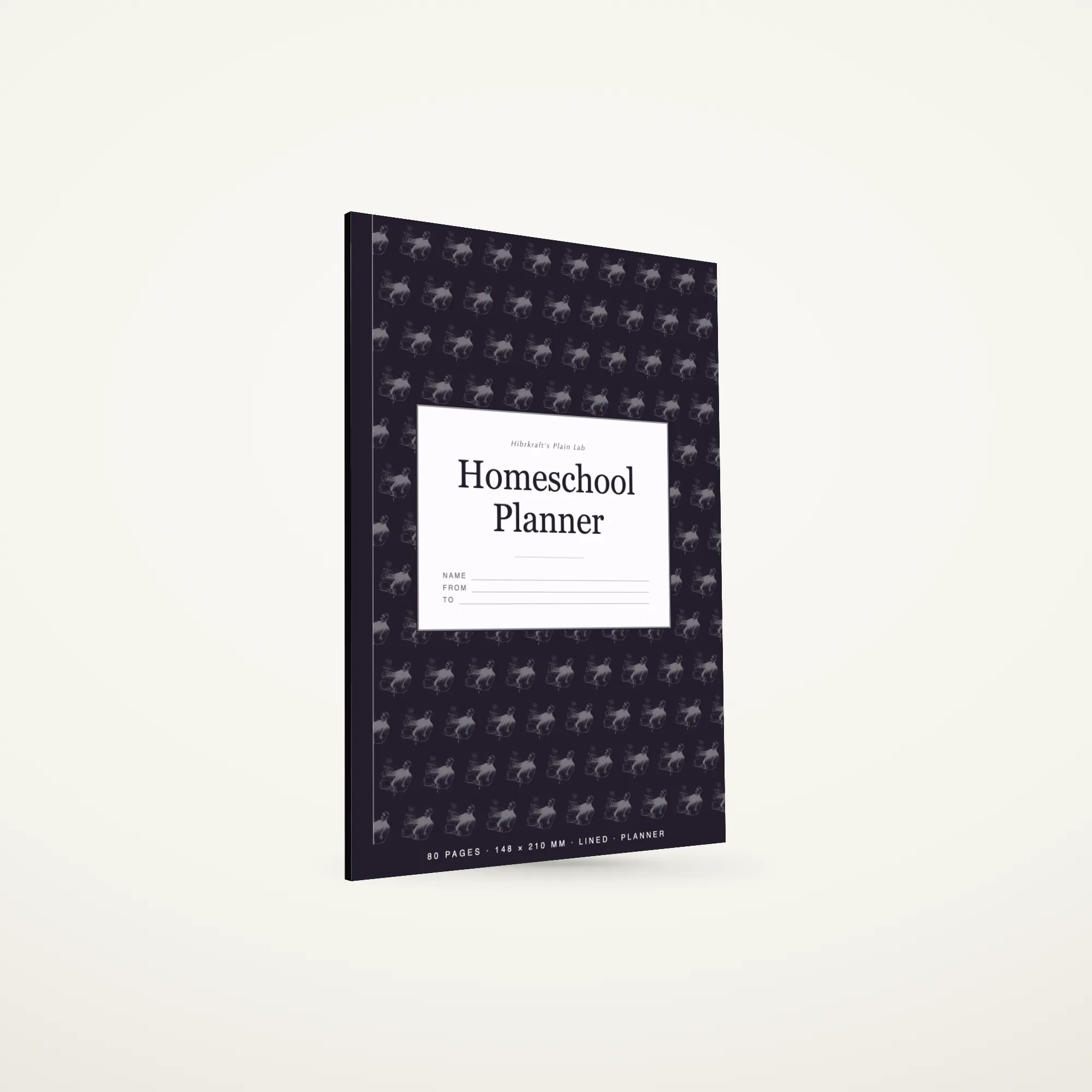 Homeschool Planner A5 berdiri tertutup, sampul plum gelap bercorak belang yang diubin motif perpustakaan, sebuah plat label krem di tengahnya, tebal sekitar empat setengah milimeter.