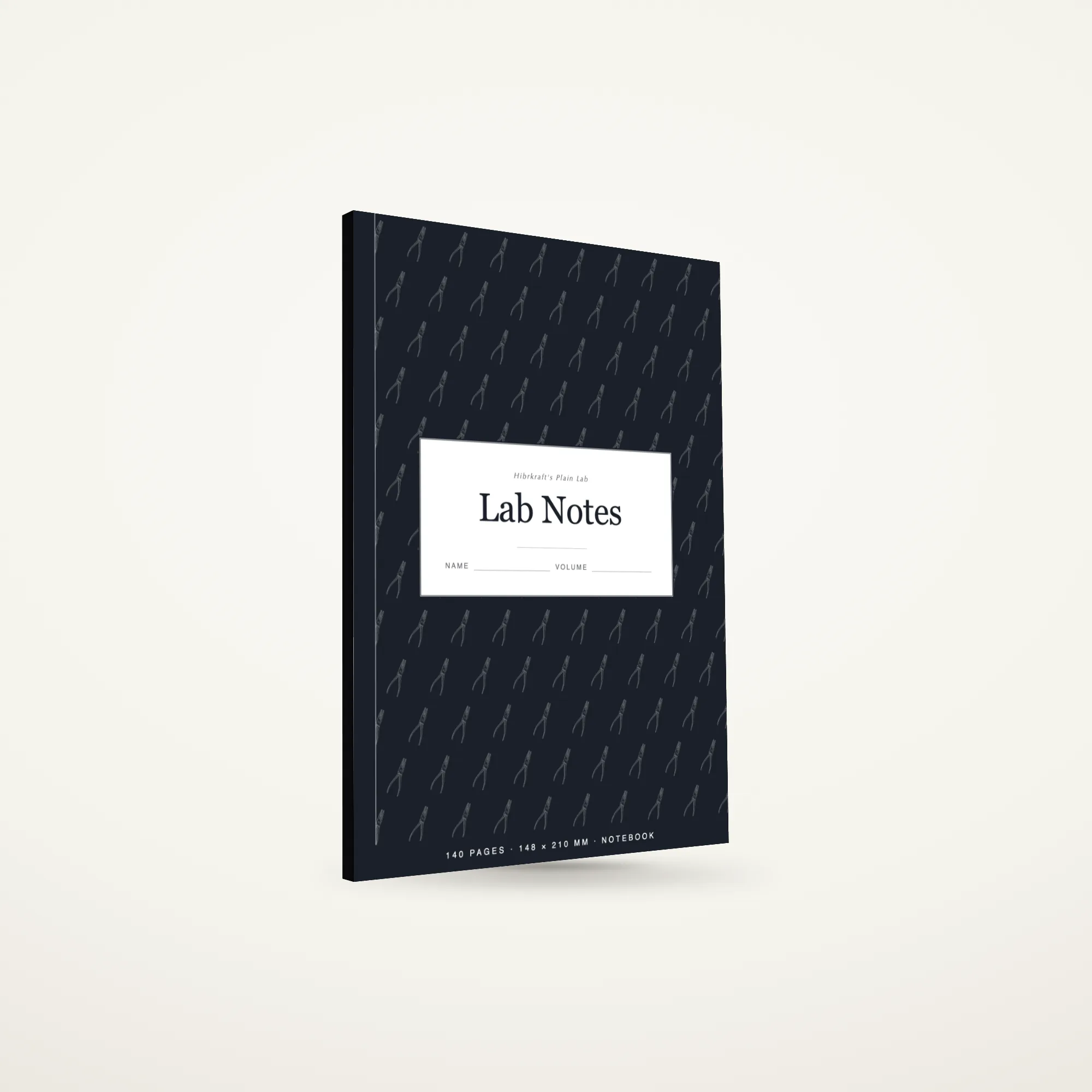 Buku Lab Notes A5 berdiri tertutup di atas permukaan polos, sampul gaya composition dengan bidang ilustrasi berulang dan sebuah plat label.