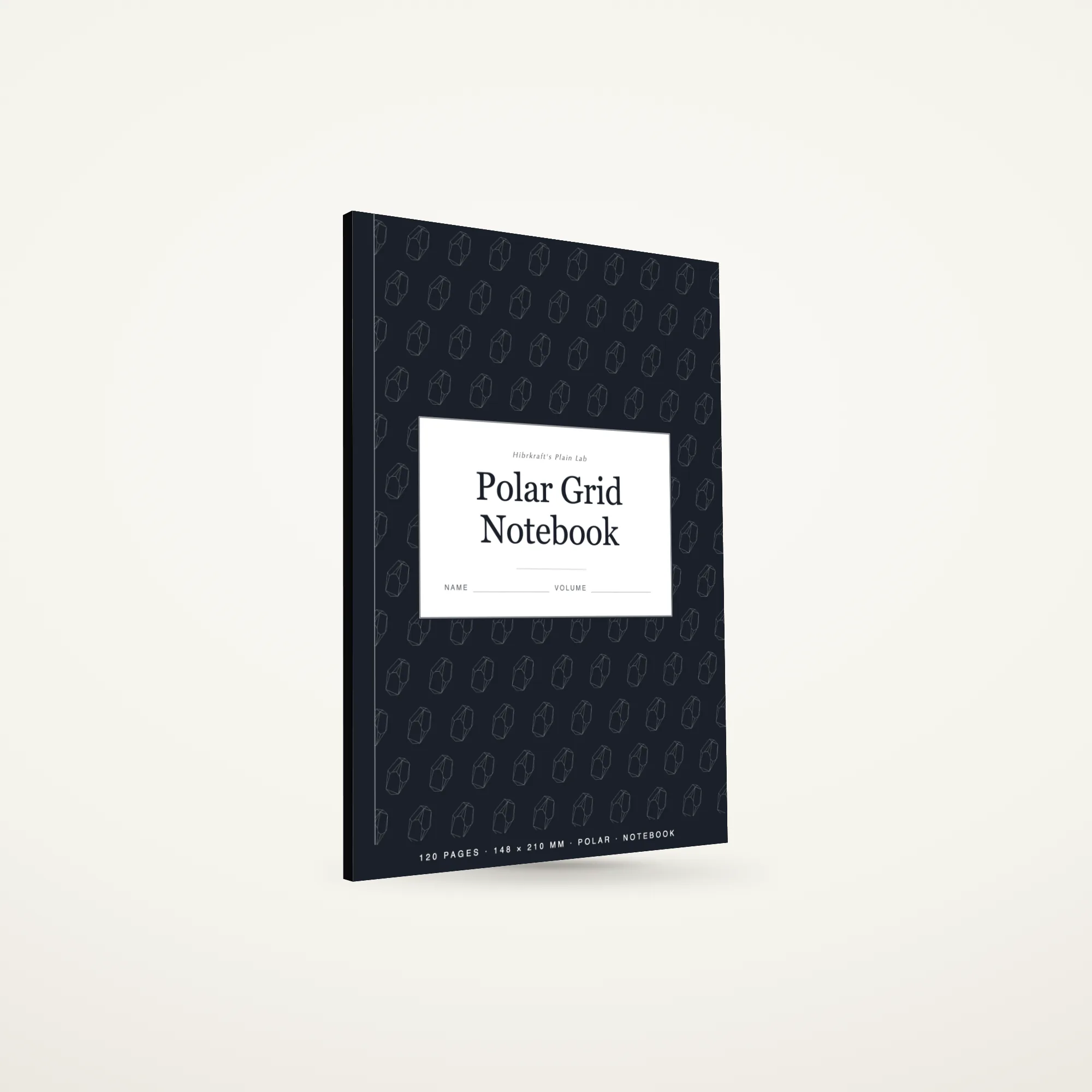 Polar Grid Notebook A5 de pé e fechado sobre uma superfície lisa, capa ao estilo composition com um campo de ilustração repetida e uma placa de rótulo.