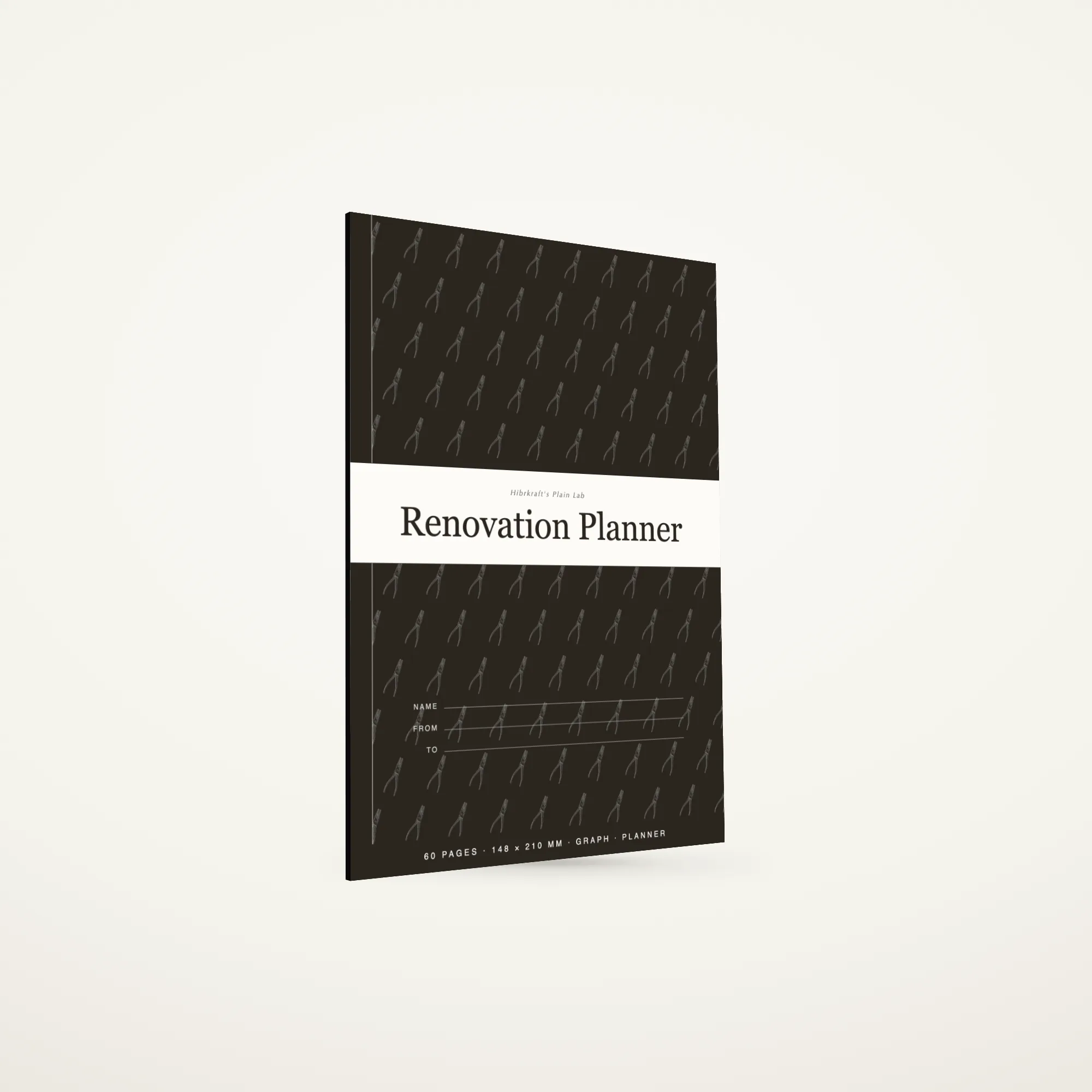 Renovation Planner A5 berdiri tertutup di atas permukaan polos, sampul berpita melintang di sepertiga bawahnya dengan judul dicetak terbalik, tebal sekitar tiga milimeter.