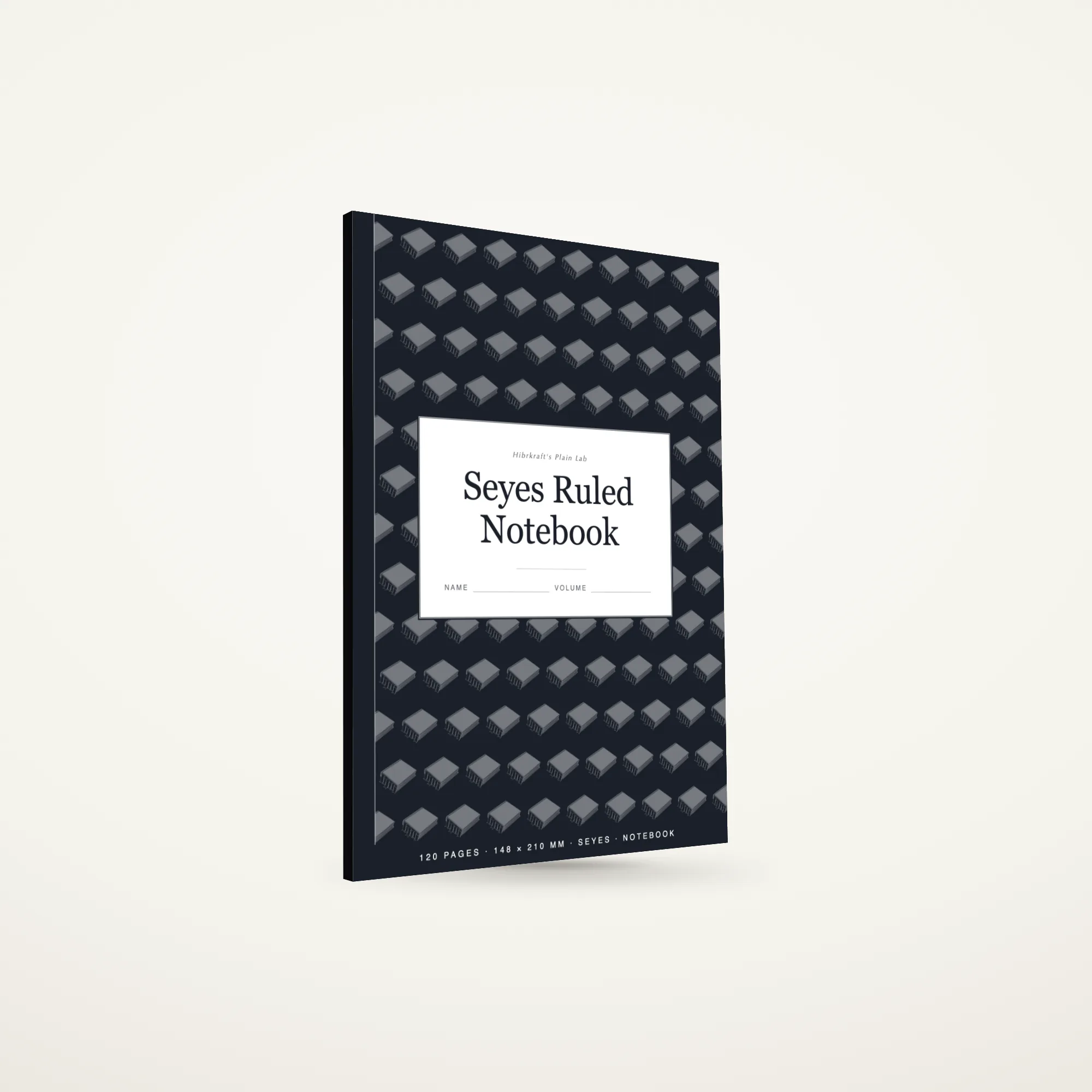 O caderno pautado Seyes A5 de pé e fechado sobre uma superfície lisa, capa ao estilo composition com um campo de ilustração repetida e uma placa de rótulo, com cerca de sete milímetros de espessura.