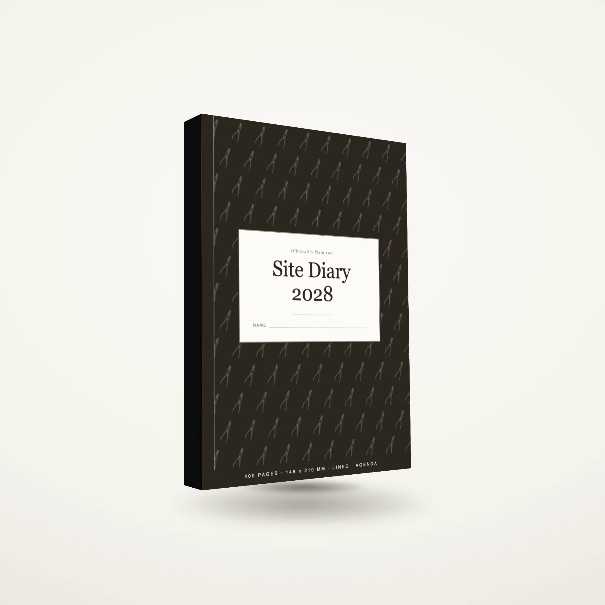 Site Diary 2028 A5 berdiri tertutup di atas permukaan polos, sampul buku lapangan bertanggal.