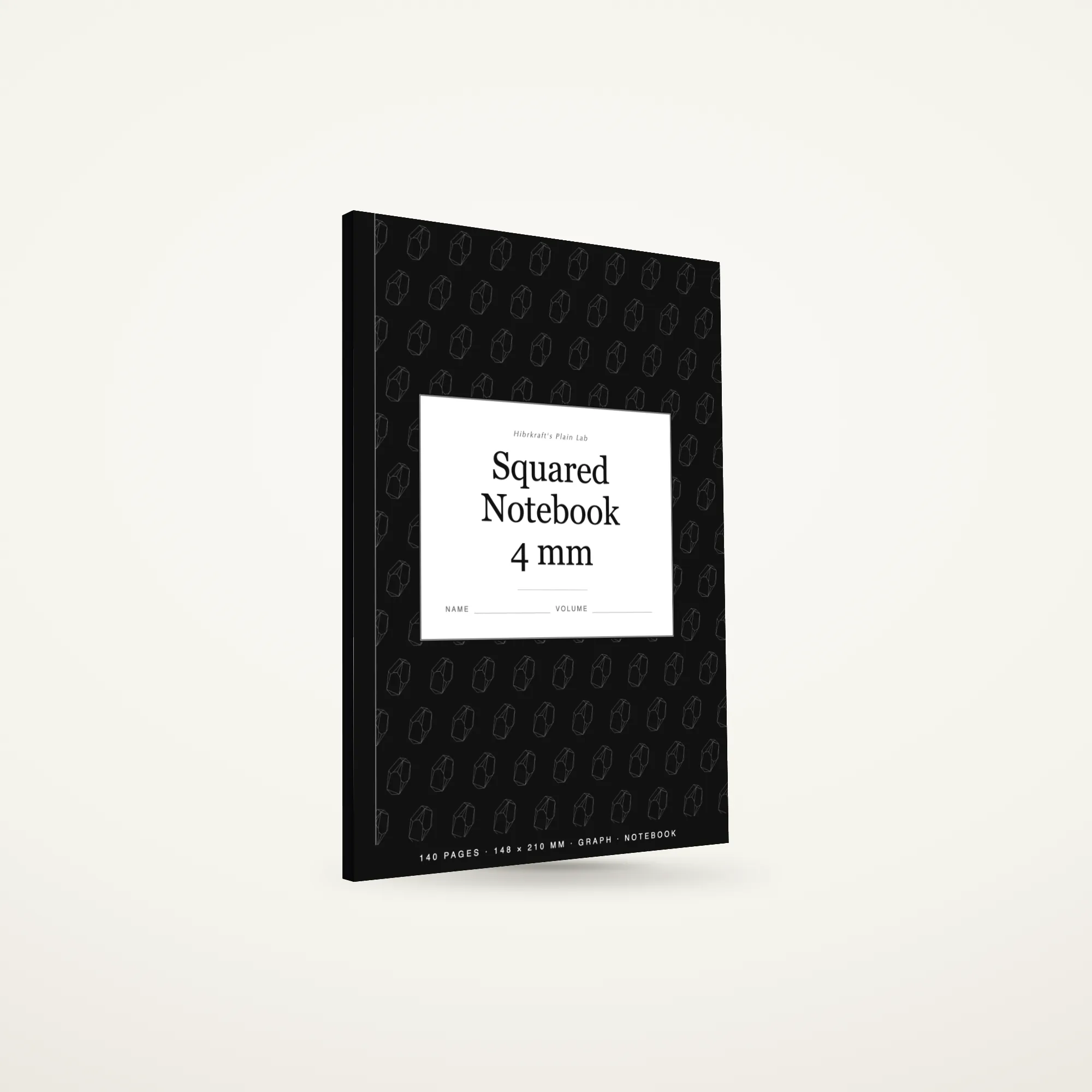 Squared Notebook 4 mm ukuran A5 berdiri tertutup di permukaan polos, sampul gaya composition dengan bidang ilustrasi berulang dan plat label.