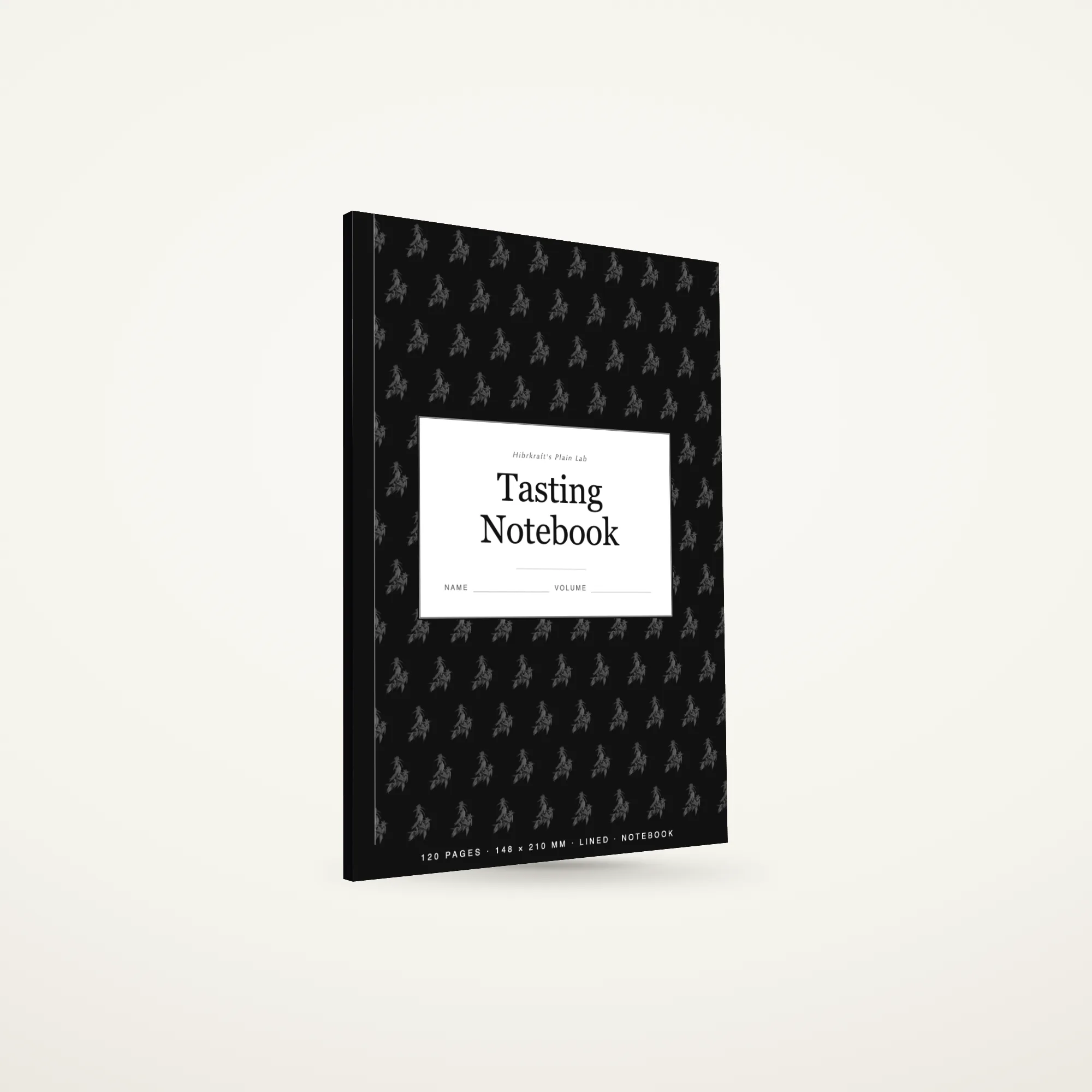 Tasting Notebook A5 de pé e fechado sobre uma superfície lisa, capa ao estilo composition com um campo de ilustração repetida e uma placa de rótulo.