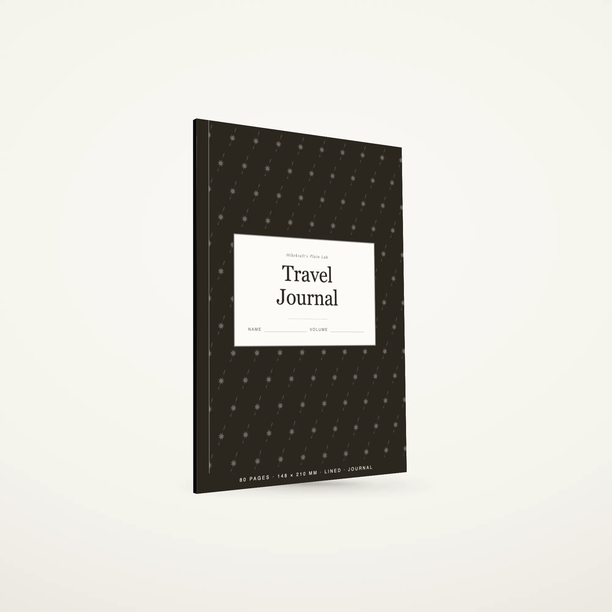 Travel Journal A5 berdiri tertutup di atas permukaan polos, sampul dengan motif kompas, tebal sekitar enam milimeter.