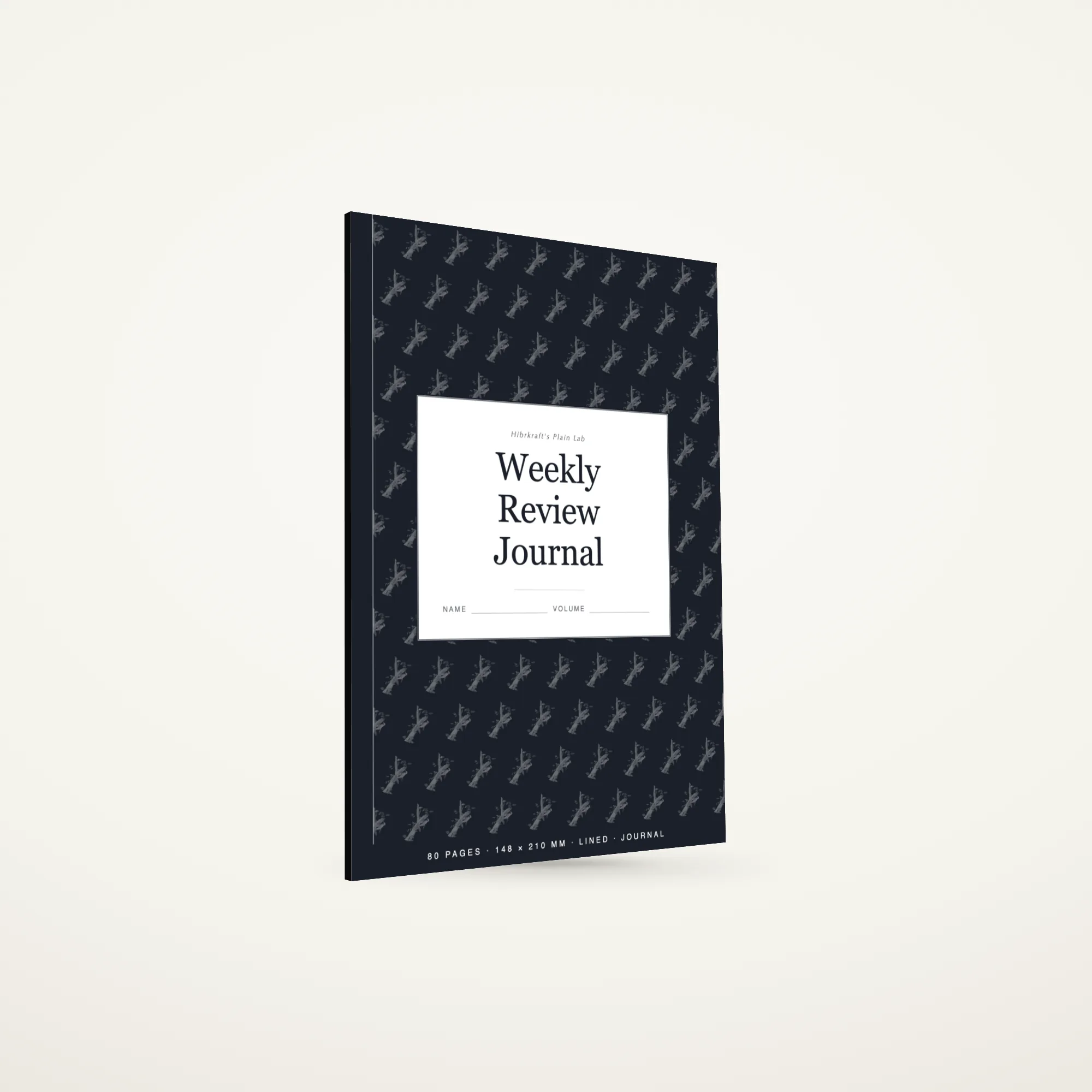 Weekly Review Journal A5 berdiri tertutup di atas permukaan polos, sampul dengan motif garis sederhana, tebal sekitar lima milimeter.