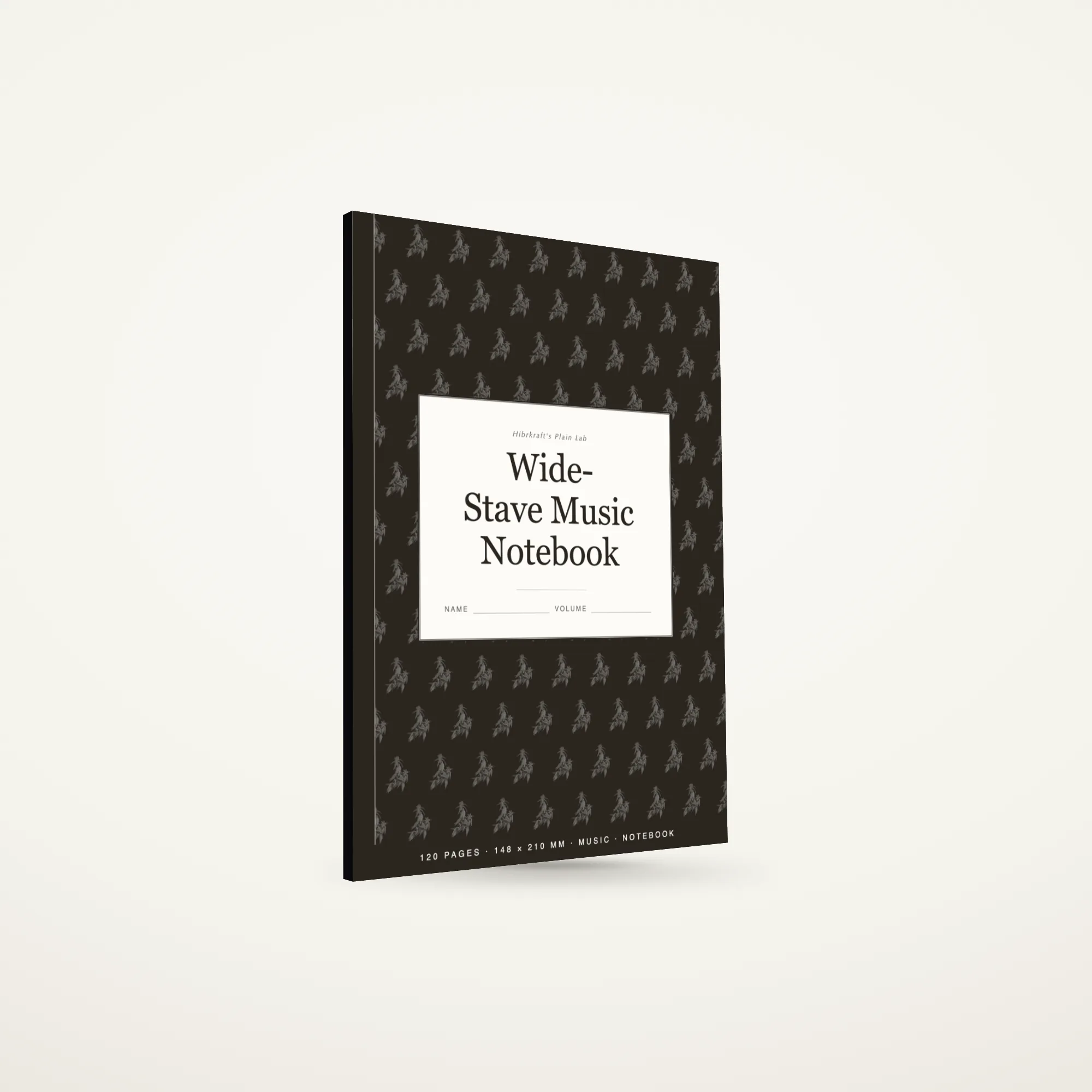 Buku paranada lebar A5 berdiri tertutup di atas permukaan polos, sampul gaya composition dengan bidang ilustrasi berulang dan sebuah plat label, tebal sekitar tujuh milimeter.